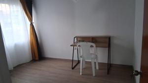 una silla sentada en un escritorio en una habitación en Los Muiscas Tunja, en Tunja