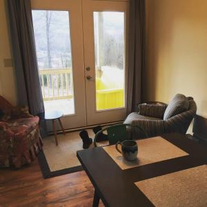 Χώρος καθιστικού στο Cozy Cabin in the Idyllic Blue Ridge Mountains, Virginia