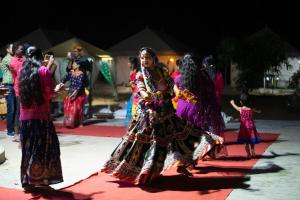 Eine Gruppe von Menschen, die auf einer Bühne tanzen in der Unterkunft Jaisalmer Villa Resort & Camp Jaisalmer in Jaisalmer