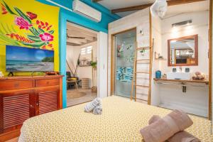 TV a/nebo společenská místnost v ubytování Ti-Case Appartement Jacuzzi à 100m de la plage