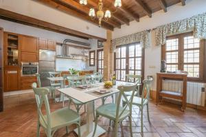 Una cocina y un comedor con mesa y sillas. en Andalucia, Aracena, en Aracena