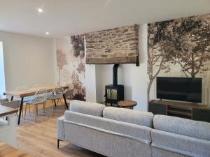 TV a/nebo společenská místnost v ubytování La Maison en Brocéliande