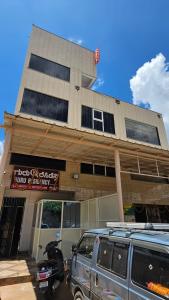 un edificio con un todoterreno estacionado frente a él en Guru residency, en Bangalore 21 fotos más