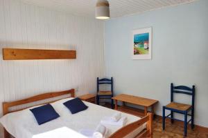 Кровать или кровати в номере Tipoz'immo-Brise Marine 2-sea view-spot surf-cosy +7 фотографий