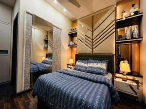 En eller flere senge i et værelse på Elysium Tower Boutique Premium Apartments Centaurus View Islamabad + 36 billeder