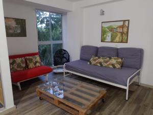 un salon avec un canapé et une table basse dans l'établissement Casa de Verano, à Santa Fe de Antioquia