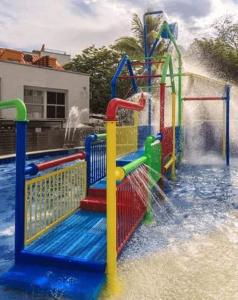 un parc aquatique avec un toboggan dans l'eau dans l'établissement Casa de Verano, à Santa Fe de Antioquia 5 autres photos