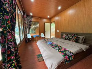 ein Schlafzimmer mit einem großen Bett in einem Zimmer in der Unterkunft Cát Lý Camping homestay in Ha Giang
