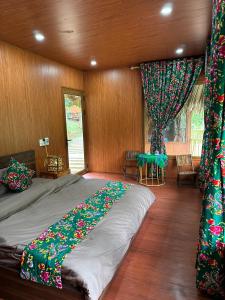 ein Schlafzimmer mit einem großen Bett in einem Zimmer in der Unterkunft Cát Lý Camping homestay in Ha Giang + 2 Fotos