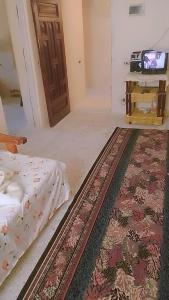 Μια τηλεόραση ή/και κέντρο ψυχαγωγίας στο غرفة هادئة للإيجار باليوم