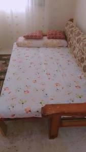 Ένα ή περισσότερα κρεβάτια σε δωμάτιο στο غرفة هادئة للإيجار باليوم