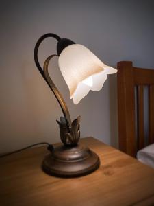 キーウにあるKyiv Gallery Apartmentのテーブルの上に置かれたランプ