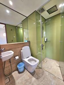 クアラルンプールにあるSky Suites KLCC By Tomのトイレ、洗面台、シャワー付きのバスルーム