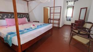 une chambre avec un lit et deux lits superposés dans l'établissement Rekawa Edge villa, à Netolpitiya