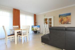TV a/nebo společenská místnost v ubytování Urlaubstraeume-am-Meer-Wohnung-1-2-720