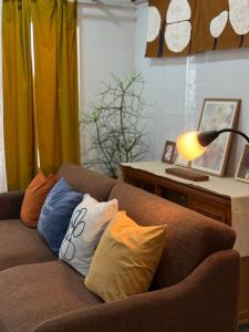 Χώρος καθιστικού στο Baan Suan Dok 2BR near Nimman