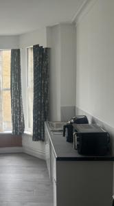 una cocina con una encimera con una maleta. en The Wellington Hotel & Holiday Flats, en Morecambe