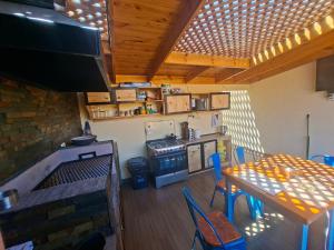 a kitchen and dining room with a table and chairs at Casona Eco Wing in Iquique