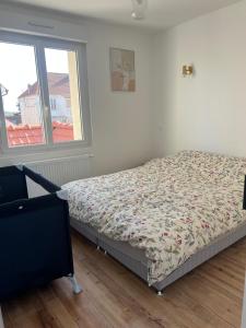 a bedroom with a bed and a window at Maison proche plage avec parking in Wimereux