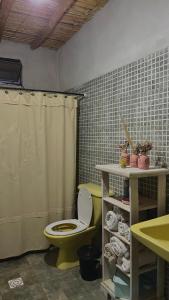 bagno con servizi igienici gialli e lavandino di By Lela a Tinogasta Altre 8 foto