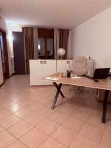 an office with a desk and a laptop on a table at Acqueria Residence in Vigonza