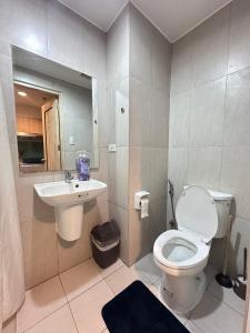 Cozy Studio Unit - Inspiria Condominium Beside Abreeza Mall في مدينة دافاو: حمام مع مرحاض ومغسلة