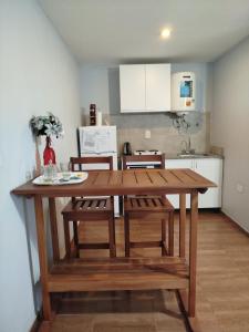 a kitchen with a wooden table and chairs at Edificio Rey Niño in Posadas