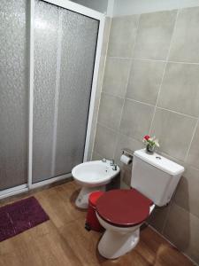 a bathroom with a toilet and a bidet at Edificio Rey Niño in Posadas