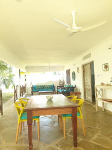 ein Esszimmer mit Tisch und Stühlen in der Unterkunft Diani Gardens Cottage in Ukunda Airport