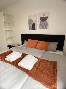 a bed with two towels on top of it at Design Vogue Apartment-Zentral-WiFi-4Personen in Metzingen