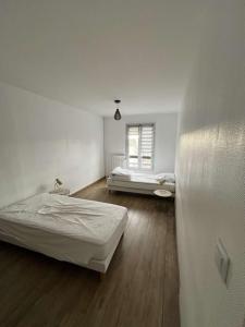 een kamer met twee bedden en een raam bij Appartement spacieux 4 personnes in Charleville-Mézières