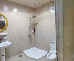 フジャイラにあるGuesthouse in fujairahのシャワー、トイレ、洗面台を備えたバスルーム