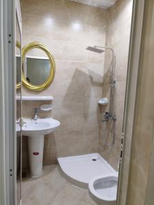 フジャイラにあるGuesthouse in fujairahの洗面台、トイレ、鏡のあるバスルーム