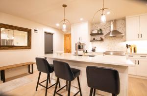 Kuchyň nebo kuchyňský kout v ubytování Luxury Spring Creek Condo with Hot Tub