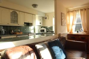 a living room with a couch and a kitchen at Three Bedrooms Flat in Central Edinburgh Old Town , Grassmarket Heart of Edinburgh Flat Sleeps 6 , EH1 58 Grassmarket, Edinburgh in Edinburgh +59 photos