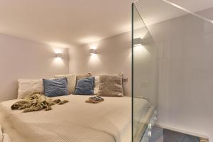 a bedroom with a bed with a glass wall at Solmare Luxury Apartment in Świnoujście