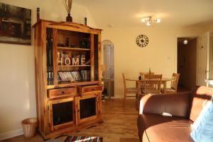 un salon avec une grande étagère en bois dans l'établissement Three Bedrooms Flat in Central Edinburgh Old Town , Grassmarket Heart of Edinburgh Flat Sleeps 6 , EH1 58 Grassmarket, Edinburgh, à Édimbourg