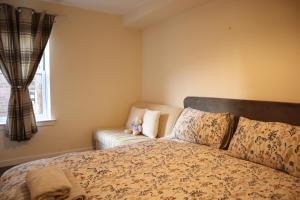 une chambre avec un lit et une fenêtre dans l'établissement Three Bedrooms Flat in Central Edinburgh Old Town , Grassmarket Heart of Edinburgh Flat Sleeps 6 , EH1 58 Grassmarket, Edinburgh, à Édimbourg