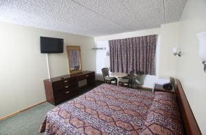 Säng eller sängar i ett rum på Meadowbrook Motor Lodge