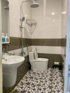 a bathroom with a toilet and a sink at Tam Coc Phuong Nhi Homestay in Ninh Binh