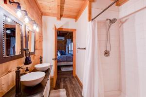 a bathroom with a sink and a shower and a toilet at Beaver Rock Lodge in Elk Park +55 photos
