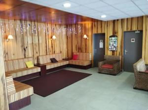 een wachtkamer met banken en stoelen in een gebouw bij Hourquette in Bagnères-de-Bigorre