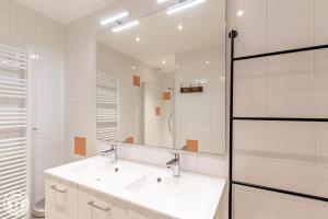 Et badeværelse på Domaine du Val de Tamié + 69 billeder