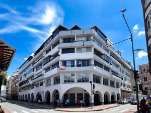 een wit gebouw op de hoek van een straat bij Panoramic Loft Unique Windows and Views in Cuenca