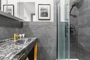 un baño con ducha y lavabo en The Purple Courtyard, en Beaune 26 fotos más