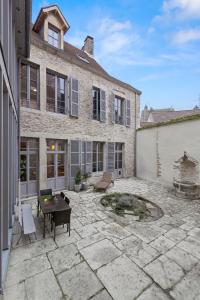 un patio con una fuente frente a un edificio en The Purple Courtyard, en Beaune
