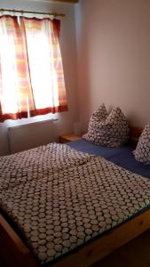 Un dormitorio con dos camas y una ventana en ZeitVergessen, en Krummhörn