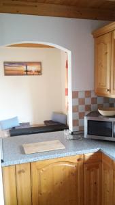 cocina con encimera y fogones horno superior en ZeitVergessen, en Krummhörn