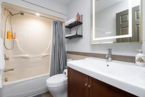 Un baño con lavabo, inodoro y espejo. en Stylish Scenic Oasis 2-Bedroom Suite West Van, en West Vancouver 31 fotos más