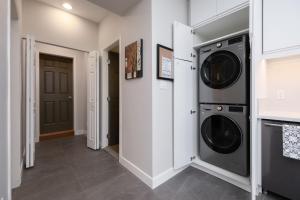 un lavadero con lavadora y secadora en Stylish Scenic Oasis 2-Bedroom Suite West Van, en West Vancouver